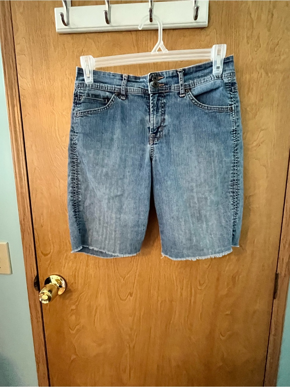 Bandolino Light Blue Denim Women’s Bermuda Shorts Size 8 Waist 30” Rise 10” EUC